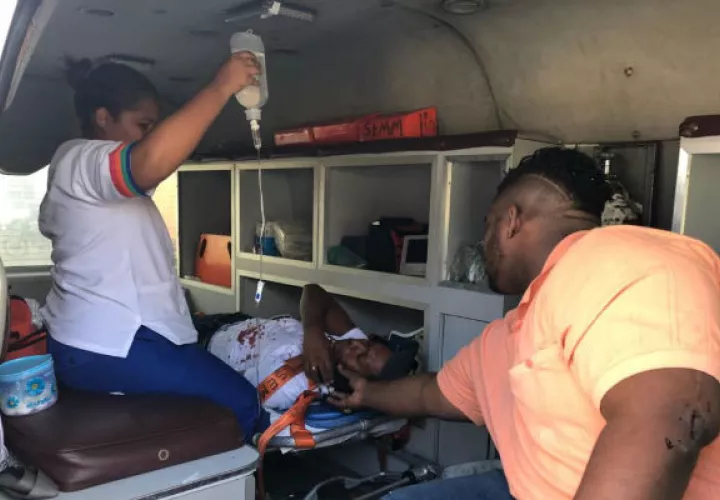 Traslado en ambulancia. Foto. Delfia Cortez.