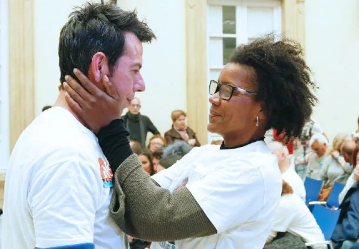 Ana Julia Quezada, le da ánimo a su pareja mientras buscaban a Gabriel Cruz. FOTO/EFE