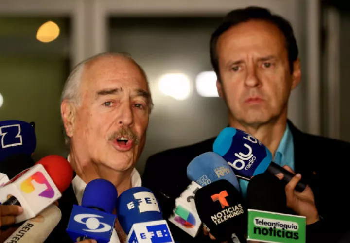 Andrés Pastrana y Jorqe Quiroga a su llegada al Aeropuerto El Dorado. FOTO/EFE