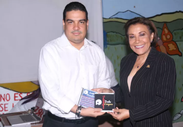 Entrega de los dos audio libros. Foto: Cortesía.