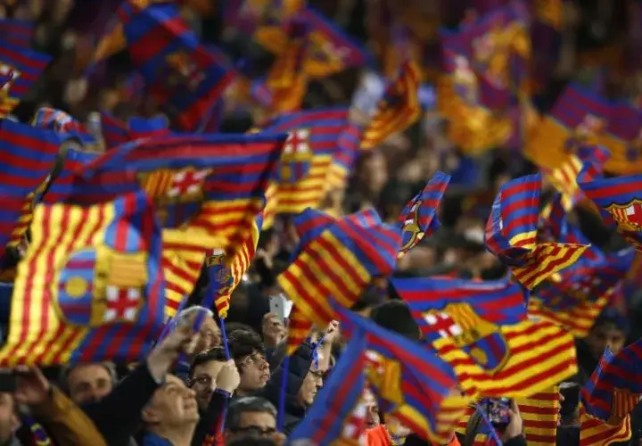 Se desplegaron banderas en el Camp Nou. Foto AP