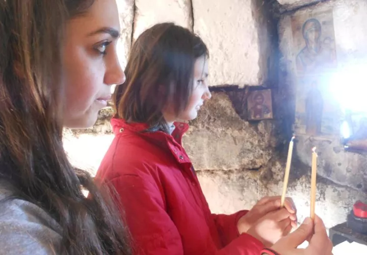 Un pueblo de Albania reza en un búnker del comunismo convertido en iglesia