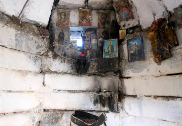 Un pueblo de Albania reza en un búnker del comunismo convertido en iglesia
