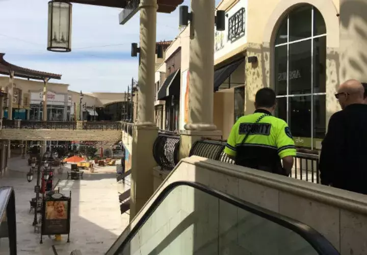 Los disparos en el centro comercial causaron caos entre clientes y empleados y el edificio tuvo que ser cerrado por cerca de una hora. FOTO/AP