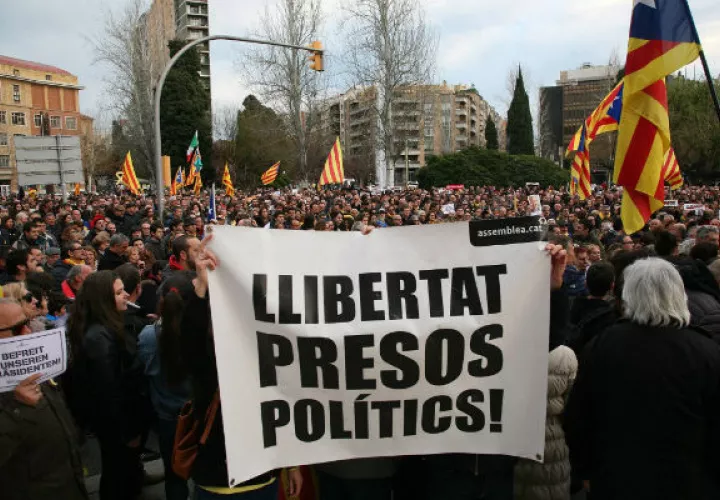 Protestan por la detención del expresidente catalán Carles Puigdemont. FOTO/EFE