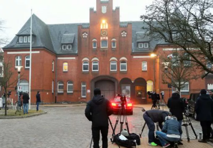 Periodistas apostados frente a la cárcel de la localidad de Neumünster. Foto: EFE