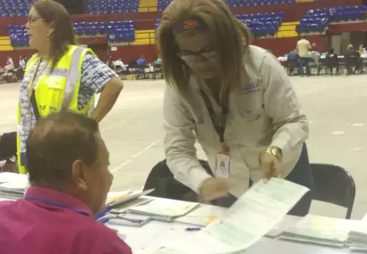 Hubo orden en la entrega de estos certificados. Foto/Panamá América