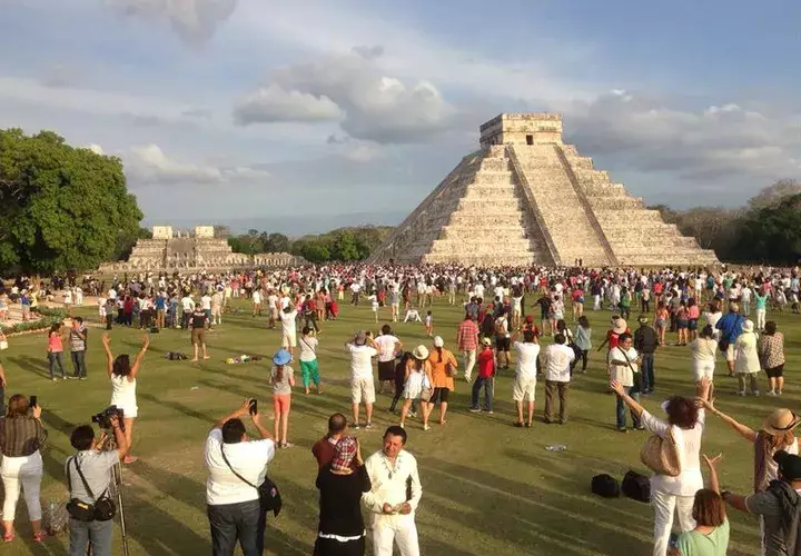 Cientos de personas que reciben la primavera en el castillo de Chicén Itzá, en Mérida, estado de Yucatán (México).