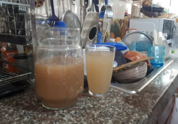 El agua que sale del grifo está turbia. Foto/Elena Valdez