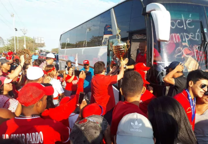 El equipo coclesano durante una de las paradas que hizo antes de llegar a Aguadulce. Foto Elena Valdez