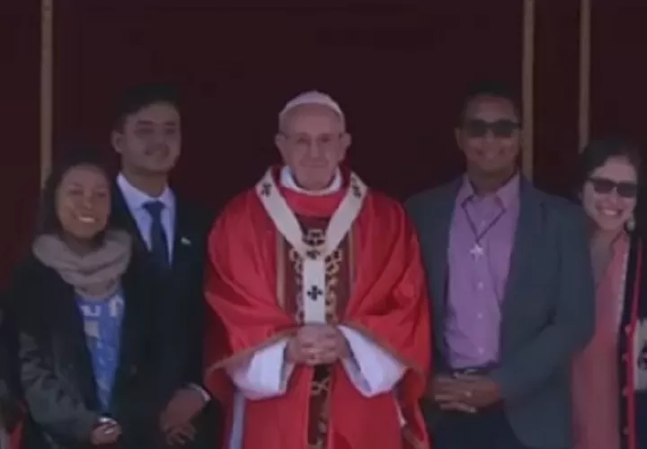 Yithzak González se situó a la izquierda del papa Francisco durante el acto protocolar. Foto: Cortesía