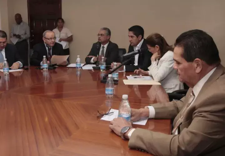 La decisión de no aceptar ninguna de las denuncias discutidas en la Comisión de Credenciales se hizo de forma unánime.  Víctor Arosemena