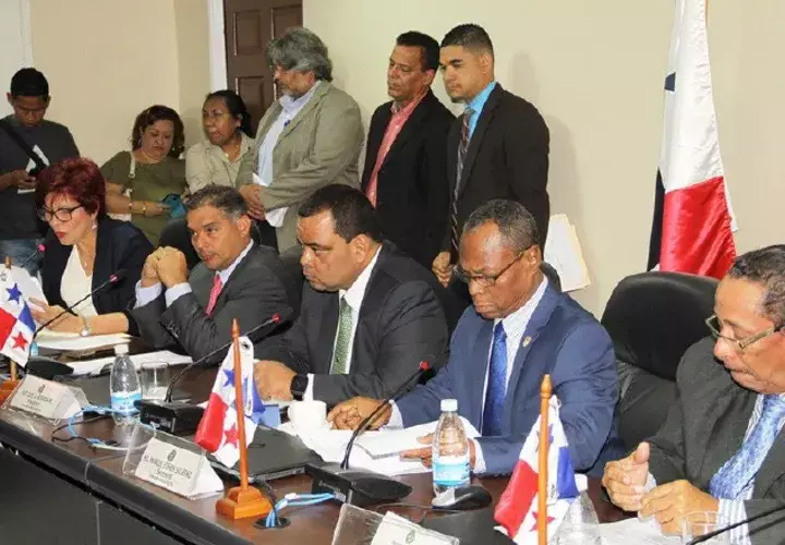 La comisionada Vallarino (izquierda) se opone a esta propuesta. /Foto Asamblea