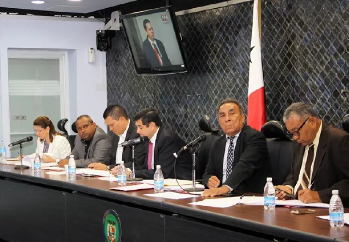 La sesión de  ayer contó con la participación de los nueve miembros de la Comisión de Gobierno.  Cortesía