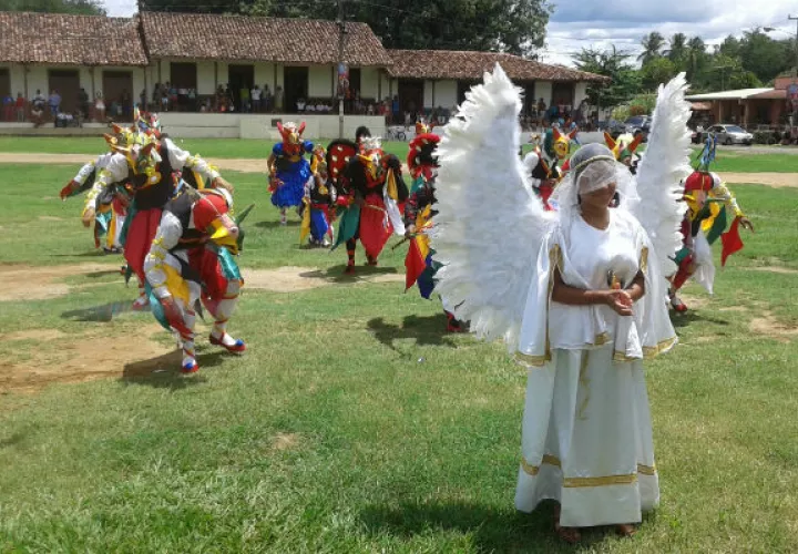 Danzantes en Parita. Foto: Thays Domínguez.