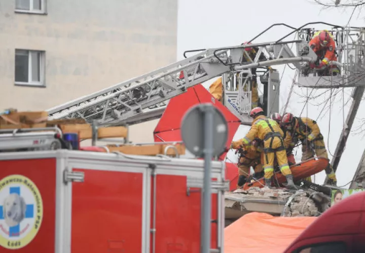 Miembros del equipo de emergencias realizan labores de rescate. Foto: EFE 
