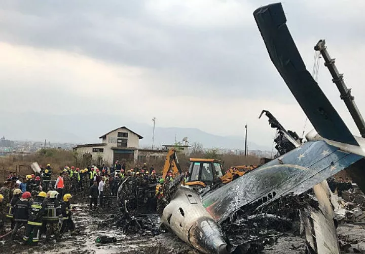 Los equipos de rescate trabajan entre los restos del avión. Foto: EFE 