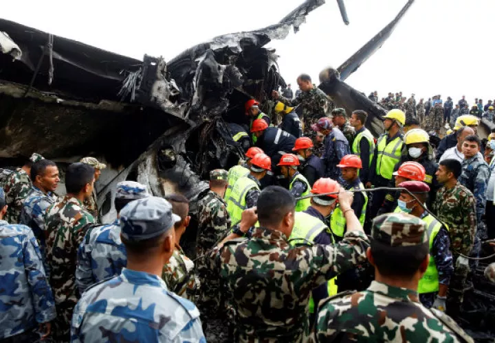 Miembros de los servicios de rescate buscan supervivientes entre los restos del avión. Foto: EFE  