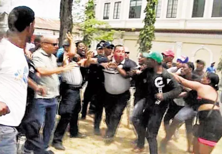 Turbas populares  desafían la autoridad de la policía. 