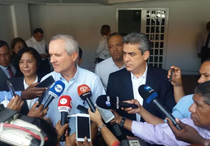 Marcela Paredes, Álvaro Alemán y Miguel Mayo fueron al diálogo. Cortesía