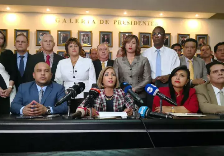 Diputados de CD y del PRD realizaron una conferencia de prensa para rechazar las palabras de Varela. / Foto: @asambleapa.