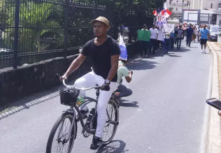 Eduardo Grimaldo en protesta contra la corrupción en la Asamblea, la semana pasada.  Edwards Santos
