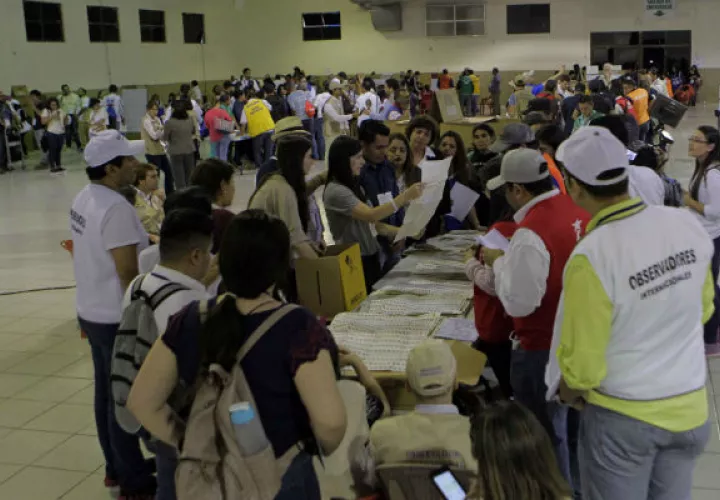 Un grupo de personas trabajan en el conteo de los votos. FOTO/EFE