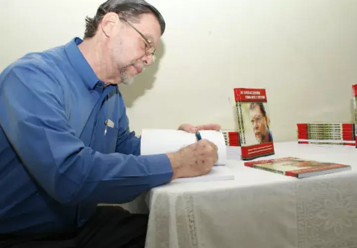 El escritor dedica uno de sus libros.