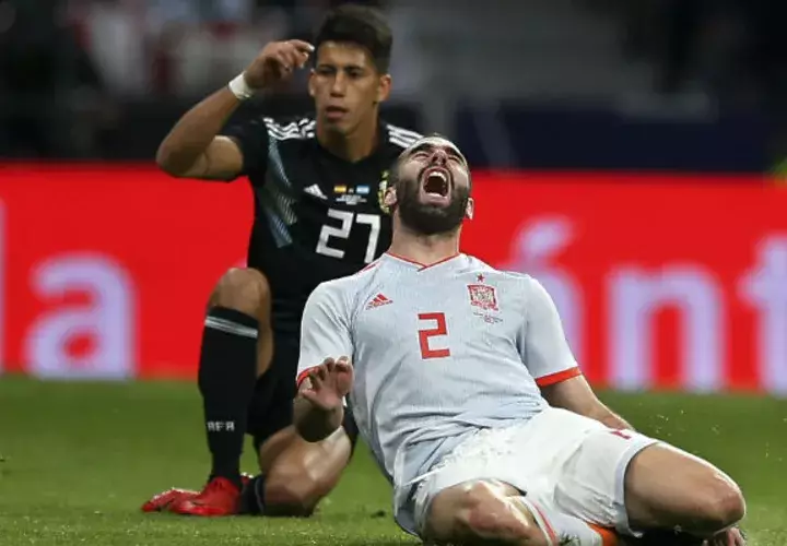 Dani Carvajal de España (der.) y el argentino Meza. Foto AP
