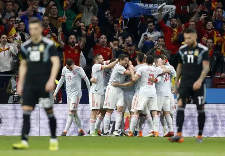 Celebración de España ante los argentinos cariacontecidos. Foto AP