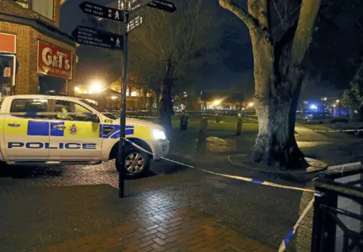 La policía acordonó el área cerca de Maltings en Salisbury, Inglaterra. FOTO/AP