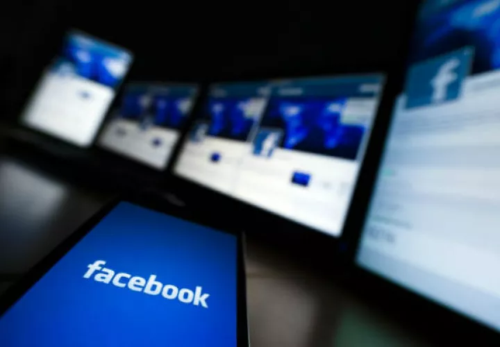 Facebook suspendió este viernes de la red social a Cambridge Analitica