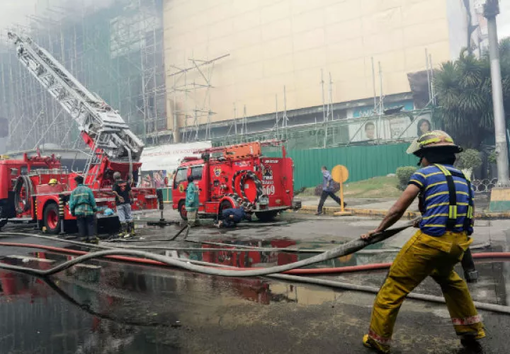  La policía y los bomberos bloquearon el área alrededor del hotel. FOTO/AP