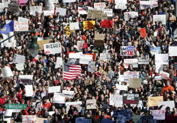 En Washington, centenares de estudiantes se concentraron frente a la Casa Blanca y al Capitolio con pancartas y con gritos de "Basta es basta". FOTO/AP