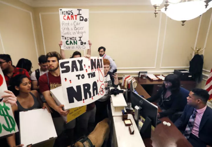 Un grupo de personas exigen el control de armas en Florida. FOTO/AP