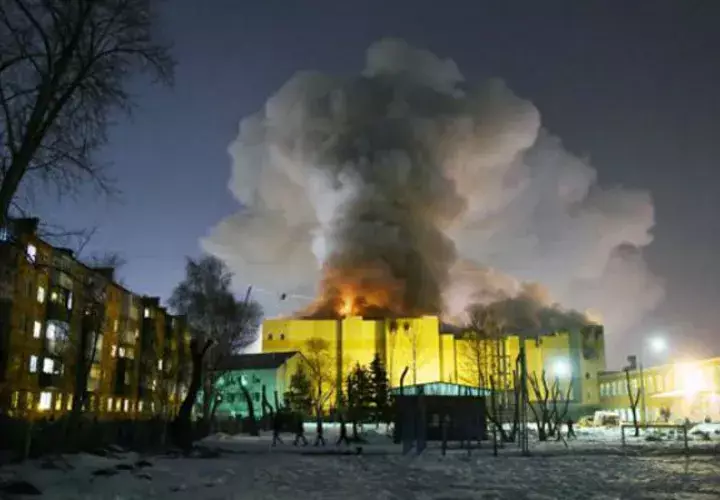 Una columna de humo se elevó sobre el centro comercial. Foto: EFE