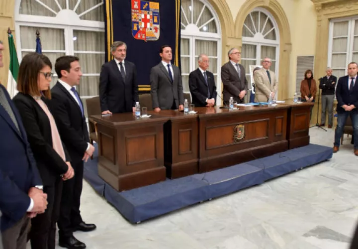 Los miembros de la diputación provincial de Almería guardan un minuto de silencio por Gabriel Cruz. FOTO/EFE
