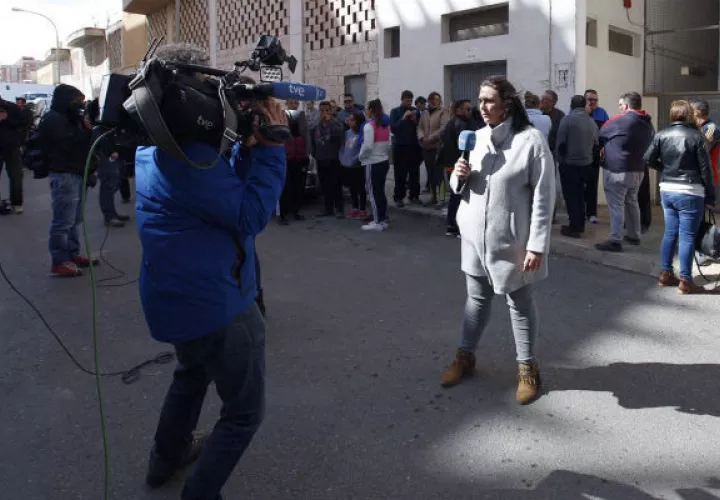 Un grupo de periodistas ubicados cerca del estacionamiento donde fue descubierto el cuerpo del pequeño Gabriel Cruz. FOTO/EFE