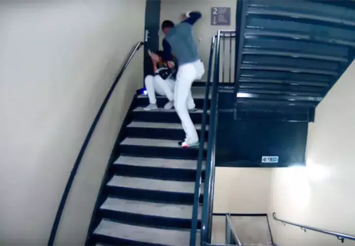 Momentos en el que Danry Vásquez golpea a su novia. Foto captura