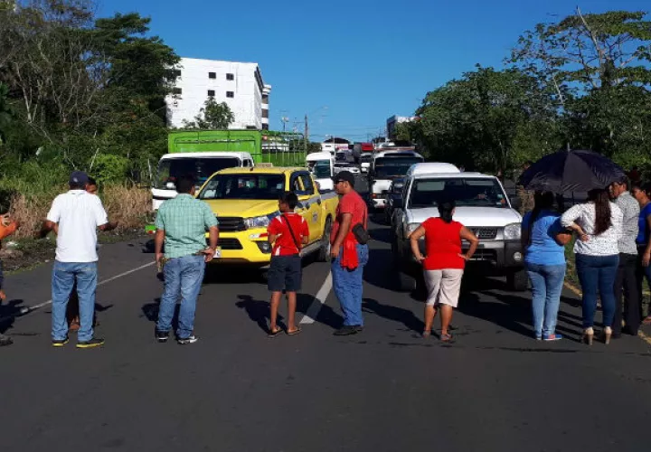 Los lugareños afectados en la calle. Foto: José Vásquez. 
