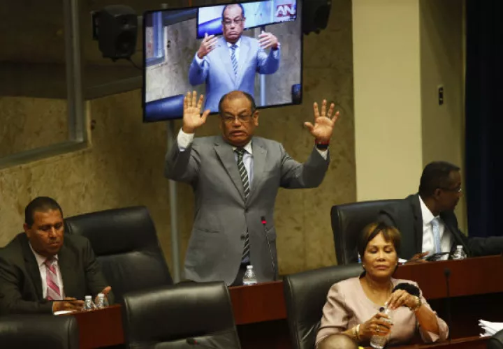 El perredista Javier Ortega hace sus planteamientos. 