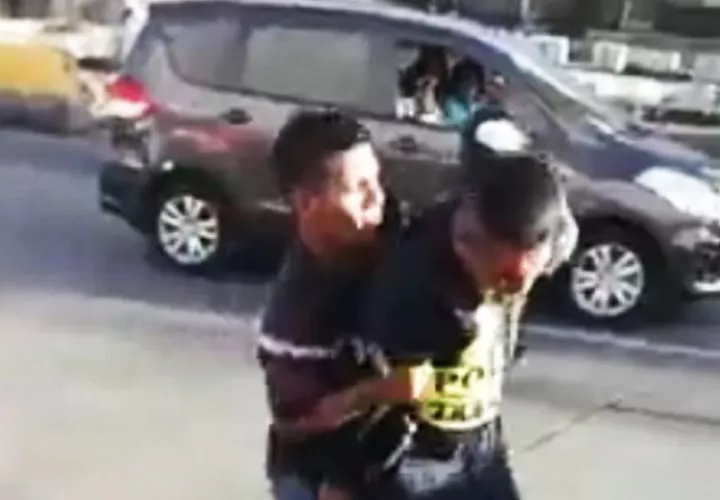 La agresión al policía quedó registrada en un video que circuló en las redes sociales. Twitter