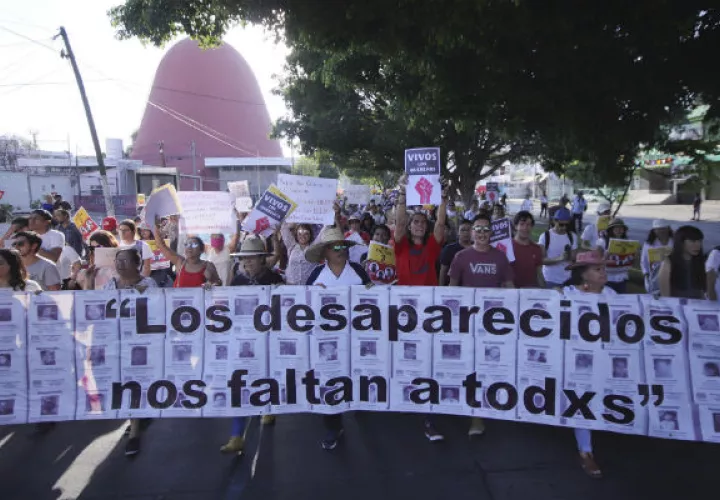Estudiantes, profesores y trabajadores de la Universidad de Guadalajara exigen justicia. FOTO/EFE