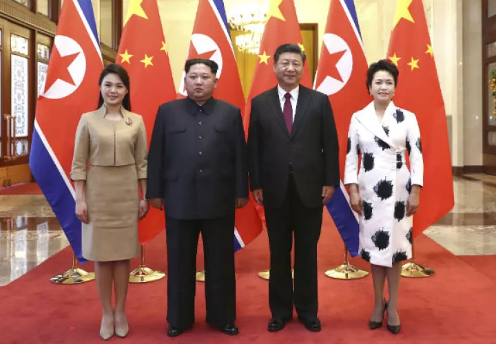 El presidente chino Xi Jinping, su esposa Peng Liyuan, junto  el líder norcoreano Kim Jong Un, y su esposa Ri Sol Ju. FOTO/AP