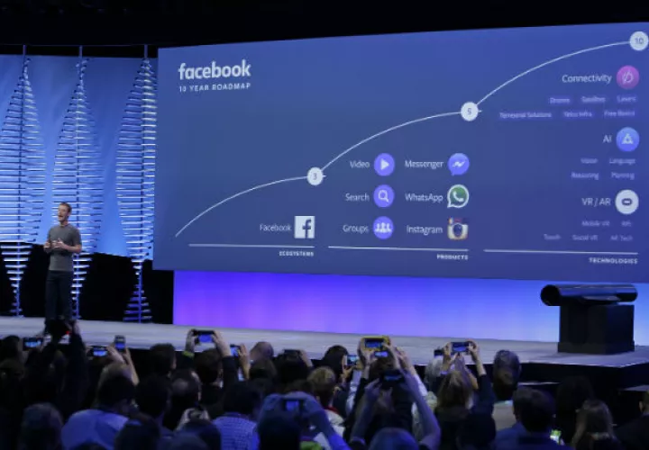 Mark Zuckerberg, aseguró que su compañía aportará a los usuarios más información sobre quién puede acceder a sus datos. FOTO/AP