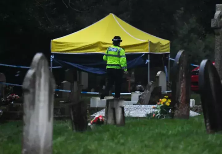 Una tienda de policía cubre un nicho de quien se cree que es familiar del exespía ruso Sergei Skripal. FOTO/EFE