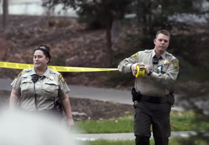  Investigadores creen que el sospechoso está solo en el departamento pero no han confirmado su identidad, dijo el capitán de policía del condado de Los Ángeles, Christopher Bergner. FOTO/AP