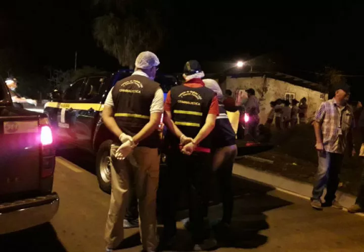 Momentos en que levantan el cuerpo de un ciudadano de 56 años. Foto/Mayra Madrid