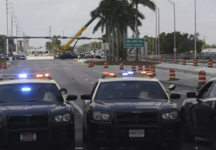 Los patrulleros de la autopista de Florida bloquean la carretera cerca de donde se derrumbó el puente peatonal de FIU. FOTO/AP