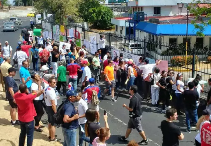 Los carteles fueron en el lado de la cerca que da hacia la Avenida de Los Mártires / Foto: Redes sociales.